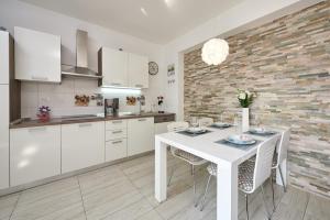 Kuchyň nebo kuchyňský kout v ubytování Apartment Carmen