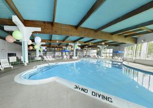 Piscina a Howard Johnson by Wyndham Benton Harbor o a prop