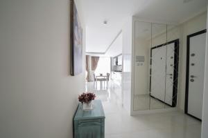 Телевизор и/или развлекательный центр в Karia Plus City Apartments