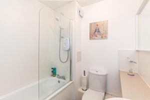 Annandale Street Quiet Central Family Apartment with Parking 욕실