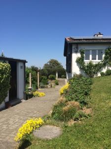 トラウンシュタインにあるFerienwohnung Juchheimの黄花の庭の隣にレンガ造りの私道がある家