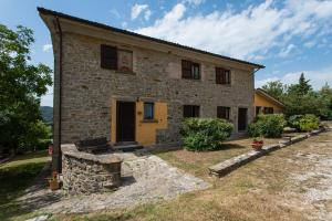 an old stone house with a stone wall at Villa Valdarecchia in Apecchio