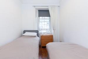 Cama ou camas em um quarto em Old Town Edinburgh Apartment close to Castle and Royal Mile