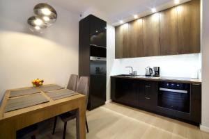 Kuchyň nebo kuchyňský kout v ubytování Calamo Park, Apartamenty z klimatyzacją