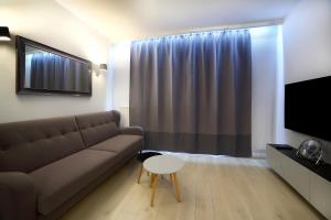 TV a/nebo společenská místnost v ubytování Calamo Park, Apartamenty z klimatyzacją