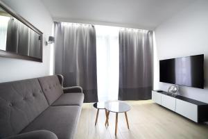 TV a/nebo společenská místnost v ubytování Calamo Park, Apartamenty z klimatyzacją