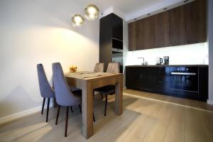 Kuchyň nebo kuchyňský kout v ubytování Calamo Park, Apartamenty z klimatyzacją