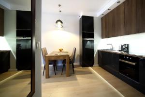 Kuchyň nebo kuchyňský kout v ubytování Calamo Park, Apartamenty z klimatyzacją