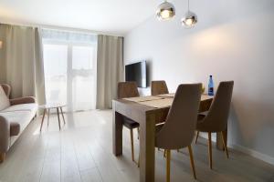 TV a/nebo společenská místnost v ubytování Calamo Park, Apartamenty z klimatyzacją