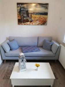 sala de estar con sofá y mesa de centro en Seepferdchen, en Zingst