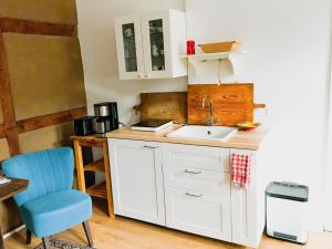 Kuchyň nebo kuchyňský kout v ubytování Landhof Liebsch, mit Pool und Sauna