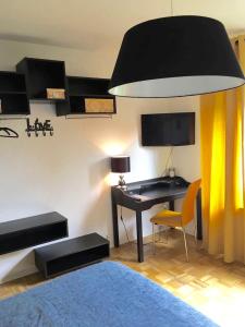 Schlafzimmer mit einem Schreibtisch, einem Bett und einem Schreibtisch in der Unterkunft Charmant Wohnen in Duisburg