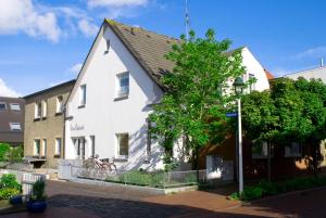 ノルダーナイにあるFerienwohnung Familie Böckmann auf Norderneyの白家 +16枚の写真