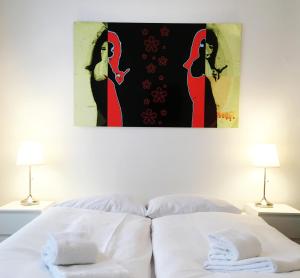 a bedroom with a bed with a painting on the wall at Downtown Apartment Berlin Friedrichshain in Berlin