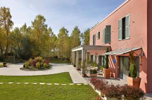 Vonkajšia záhrada v ubytovaní Hotel Santa Coloma del Camino