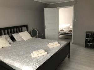 Кровать или кровати в номере Skrunda Apartments Centrum
