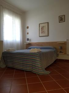 una camera da letto con un letto coperto di Villa Brancasi con piscina a Brindisi