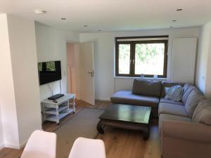 un salon avec un canapé et une table dans l'établissement 23 Fielweg, à Wewelsfleth