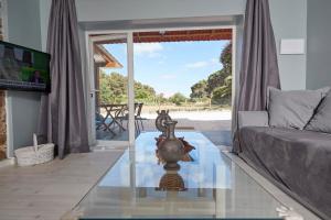 sala de estar con mesa de cristal frente a un sofá en Quinta da Villa, en Cascais