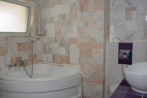 Koupelna v ubytování Amethyst House Therme & Bucharest Otopeni Airport