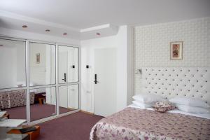 Postel nebo postele na pokoji v ubytování Amethyst House Therme & Bucharest Otopeni Airport