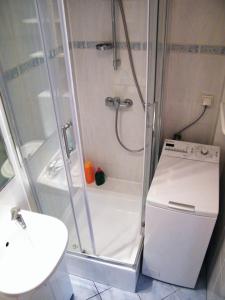 ポズナンにあるBukowska Apartmentのバスルーム(シャワー、シンク、バスタブ付)