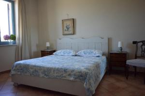 Un pat sau paturi într-o cameră la Tenuta Ajrale