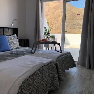 San PedroにあるLa Casita de Juani,La Suerteのベッドルーム1室(ベッド1台、景色を望むテーブル付)
