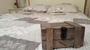 drewniane pudełko na górze łóżka w obiekcie maison style appartement à Béthune w mieście Béthune