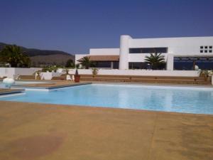 une grande piscine devant un immeuble dans l'établissement Casa Marbella Resort, à Maitencillo