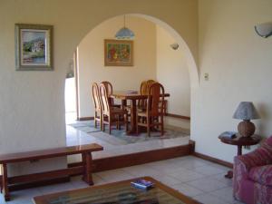 un salon avec une table et des chaises dans l'établissement Casa Marbella Resort, à Maitencillo