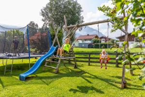 Grupa dzieci bawiących się na placu zabaw w obiekcie Feriengut Fingerhof w mieście Flachau