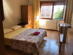 - une petite chambre avec un lit et une fenêtre dans l'établissement Roma Cinecittà Free WI-FI, à Rome