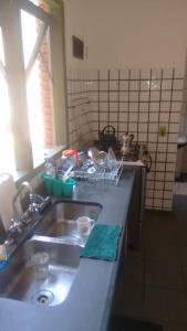 una cucina con lavandino e piano di lavoro di Casa em Toque Toque Pequeno a Pauba
