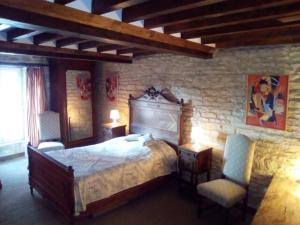 Beatrice في Ver-sur-Mer: غرفة نوم بسرير كبير وكرسيين