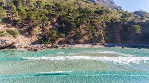 uma vista aérea de uma praia ao lado de uma montanha em Petit H Rocamar - Adults Only em Colonia de Sant Pere