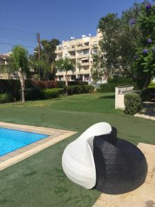 - une chaussure noire et blanche à côté de la piscine dans l'établissement Apartments Old Bridge, à Limassol