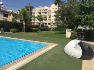 - une piscine avec un objet blanc à côté d'un bâtiment dans l'établissement Apartments Old Bridge, à Limassol