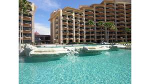 une piscine en face d'un grand bâtiment dans l'établissement Sonoran Sea Resort, à Puerto Peñasco
