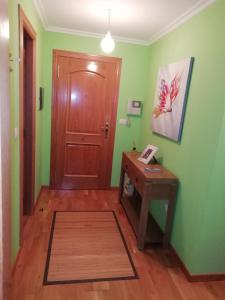 pasillo con escritorio de madera y puerta en Calle Maceiras, 1 - 1B, en Combarro
