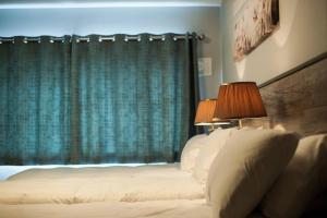 Una cama o camas en una habitación de Sinnotts Bar