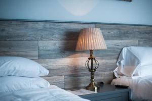 Una cama o camas en una habitación de Sinnotts Bar