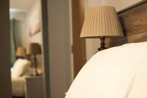 Una cama o camas en una habitación de Sinnotts Bar