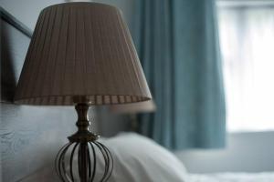 Una cama o camas en una habitación de Sinnotts Bar