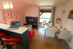 TV a/nebo společenská místnost v ubytování Apartmína
