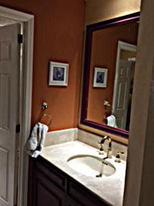 łazienka z umywalką i dużym lustrem w obiekcie Sonoran Sea Resort w mieście Puerto Peñasco