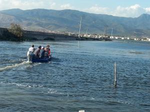 eine Gruppe von Menschen auf einem kleinen Boot im Wasser in der Unterkunft Evinos Garden in Tríkorfon