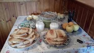 una mesa con dos platos de comida. en La Posada del Arba, en El Frago