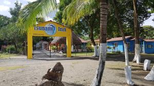 una señal amarilla en medio de un patio de recreo en Sunrise Inn, en Puerto Armuelles