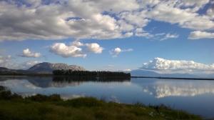 Blick auf einen großen See mit Bergen im Hintergrund in der Unterkunft Evinos Garden in Tríkorfon